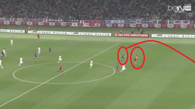 VIDEO: Bắt chước Neuer thủ môn lao lên giữa sân phá bóng không thành công